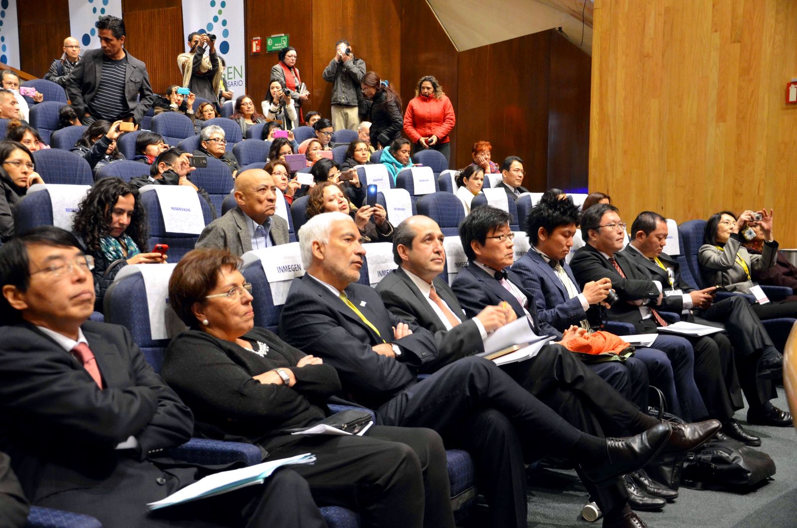 Funcionarios escuchando una ponencia