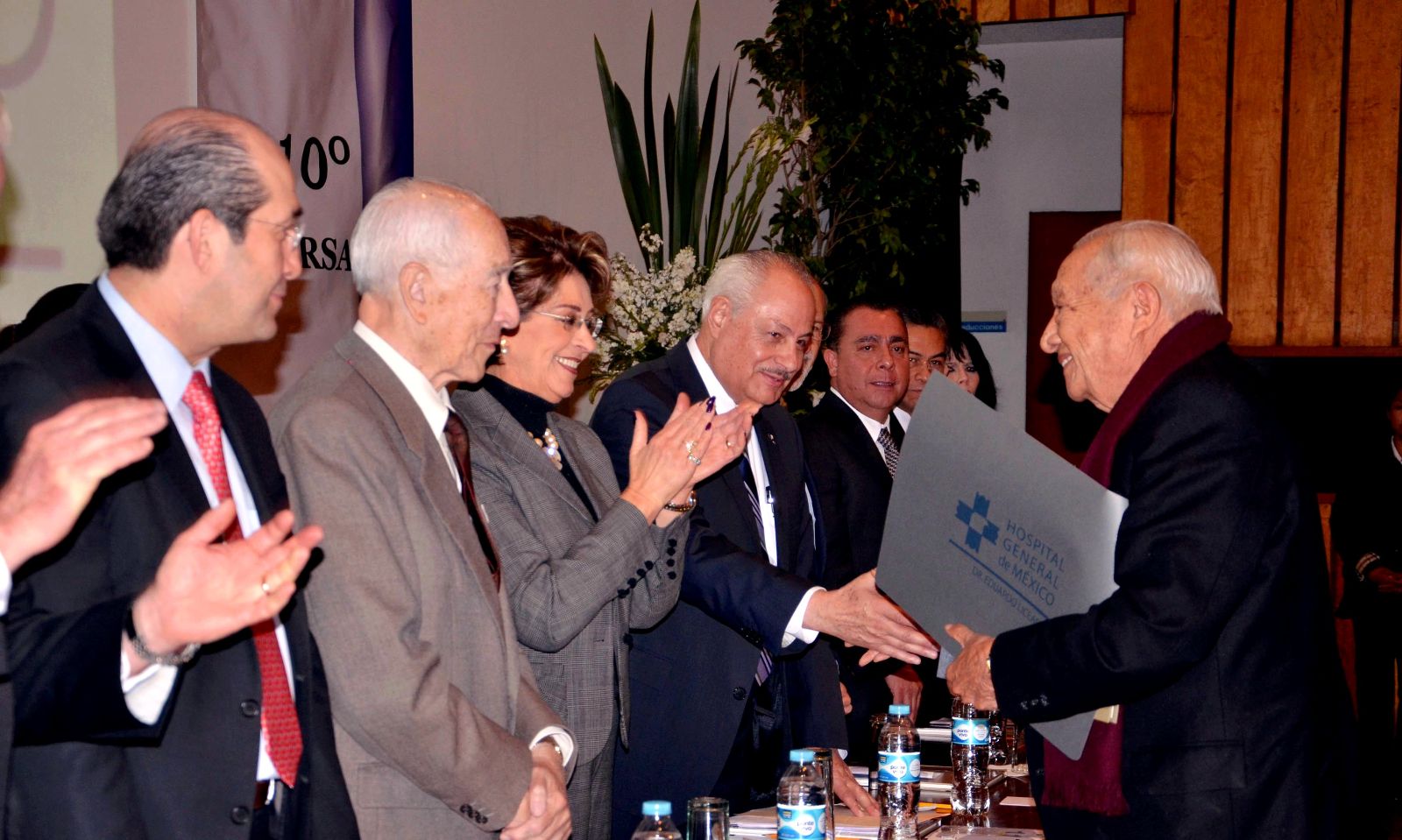 En la Foto: Dr. Rolando Neri Vela, Lic. Ramón Neme Sestre, Dr. Jose Guadalupe Trujillo Ferrera, Dr. Francisco P. Navarro Reynoso, Dr. Eduardo Gonzalez Pier, Dr. Leobardo C. Ruíz Perez, Dra. Mercedes Juan, Dr. Cesar Athié Gutierrez, Dr. Guillermo Ruiz Palacios, Dip. Marco A. Garcia Ayala, Dra. Guadalupe Guerrero Avendaño