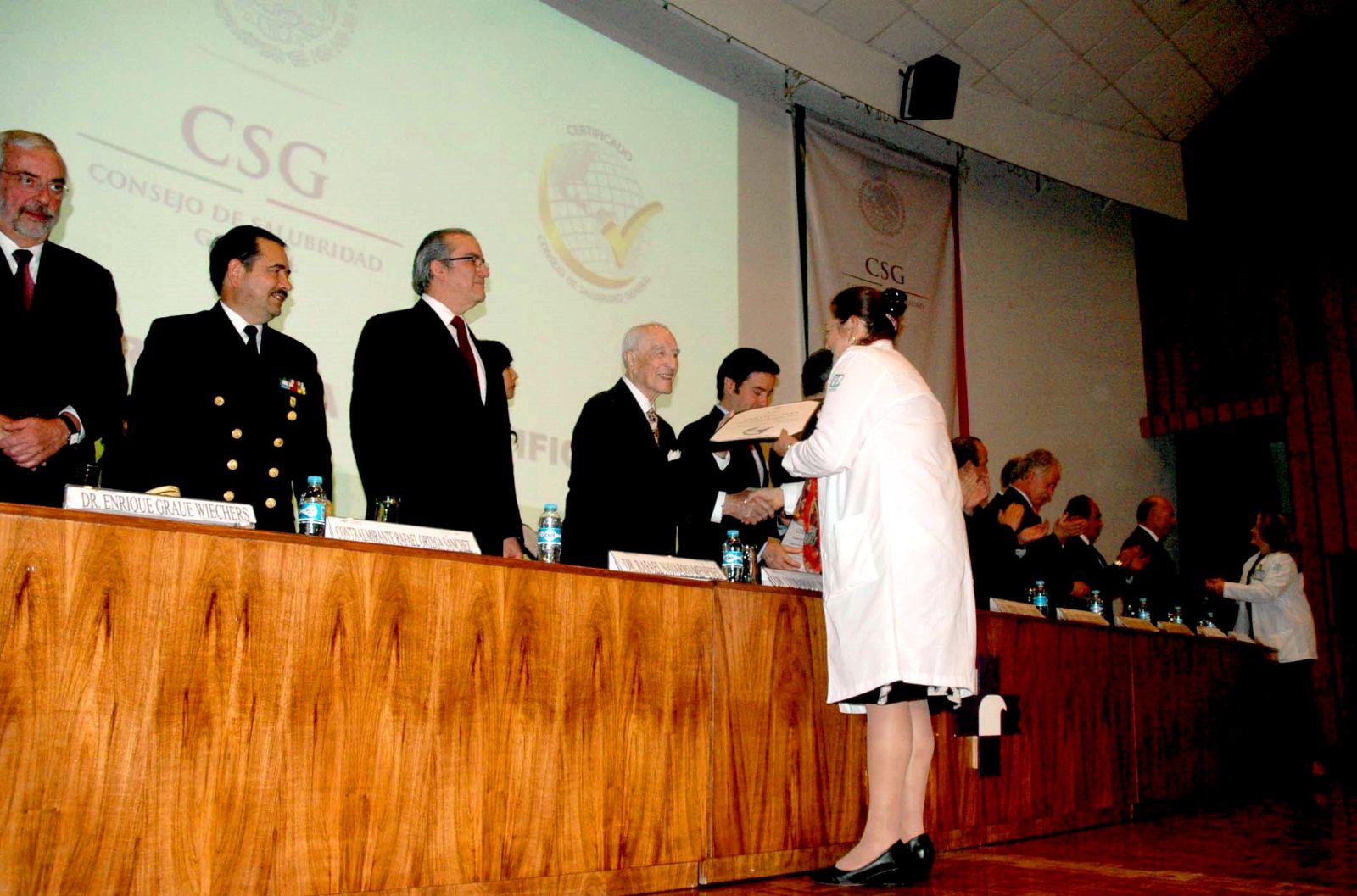 Miembros del Consejo de Salubridad General entregan documento a representantes de los hospitales