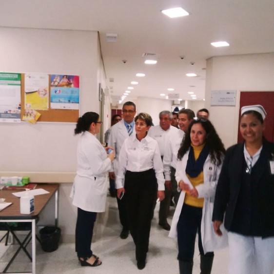 Mercedes Juan y Fernando Toranzo Fernández por los psaillos de la Hospital General del municipio de Rioverde