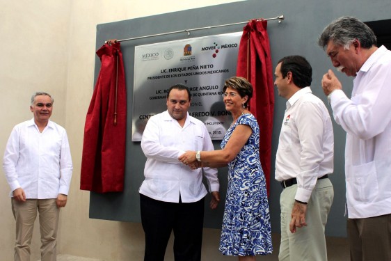 Roberto Borge Angulo y Mercedes Juan  revelando placa inagural del  centro de salud de la comunidad de Alfredo V. Bonfil
