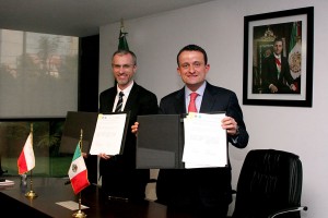 Grzegorz Cessak y Mikel Arriola mostrado un documento