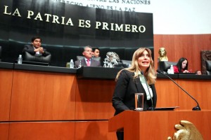 Maki Esther Ortiz Domínguez en el podium del Senado de la República