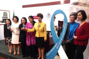 Representantes la Cámara de Diputados, Asociación Mexicana de Lucha contra el Cáncer y Fundación Luis Pasteur unen esfuerzos posando con listón azul y blanco