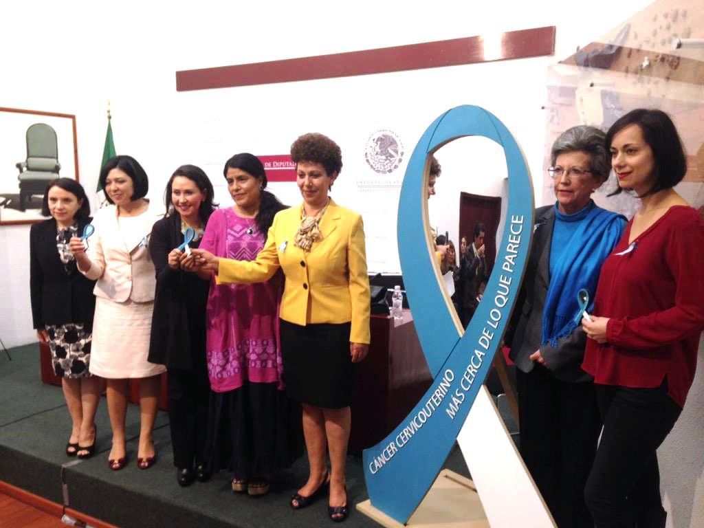 Representantes la Cámara de Diputados, Asociación Mexicana de Lucha contra el Cáncer y Fundación Luis Pasteur unen esfuerzos posando con listón azul y blanco