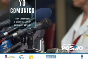 Imagen de micrófonos con el texto "YO COMUNICO converacidad a quienes luchan contra el cáncer"