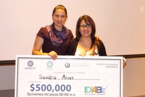 Sandra Arias Guzmán recibiendo un cheque en formato de cartel