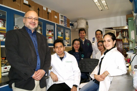 Arturo Ortega Soto y colaboradores en un laboratorio