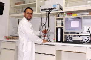 Juan Manuel Gutiérrez Salgado en su laboratorio mostrando un equipo