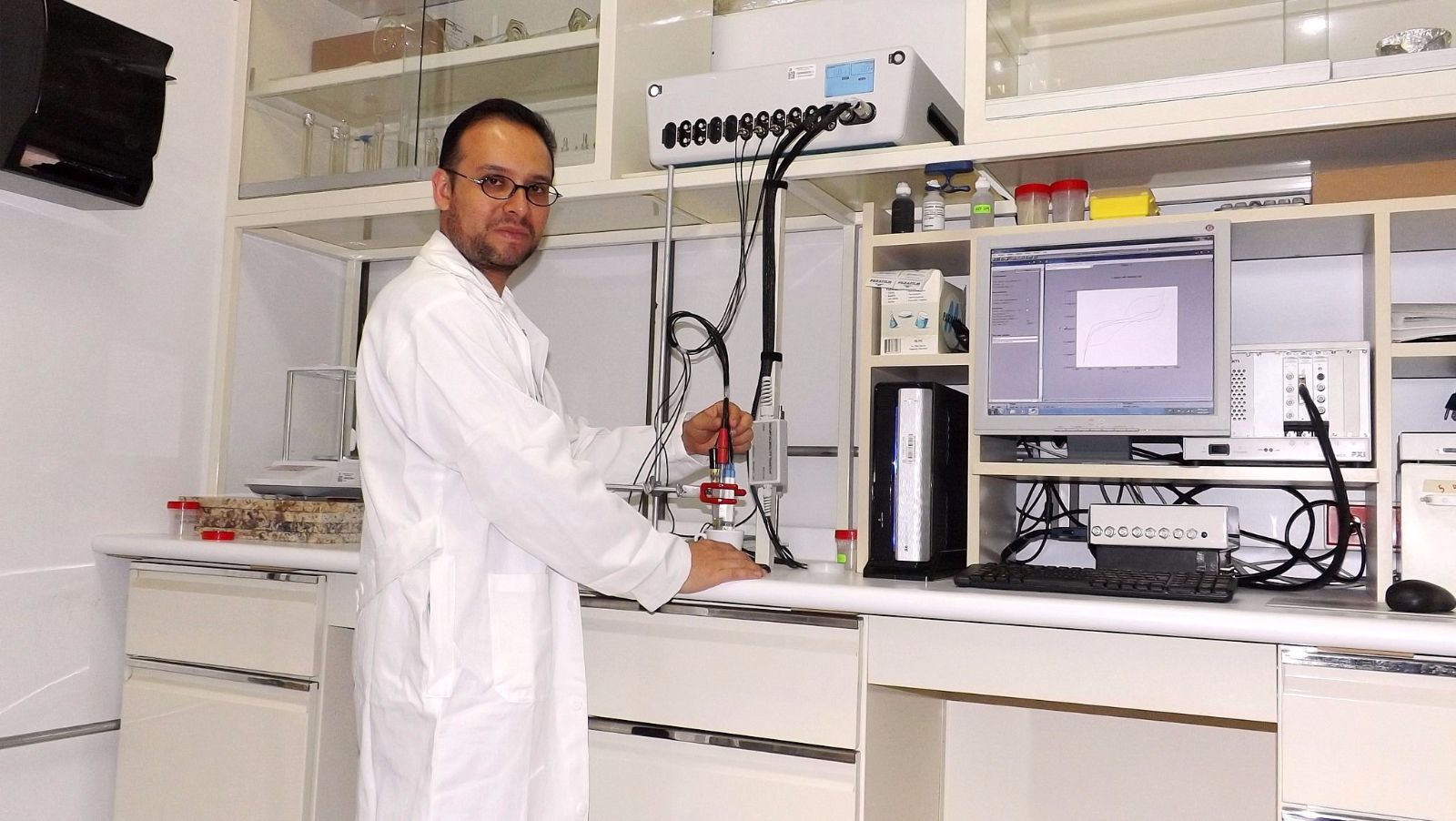 Juan Manuel Gutiérrez Salgado en su laboratorio mostrando un equipo