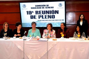 Diputadas de la Comisón de Género y Marcela Lagarde y de los Ríos
