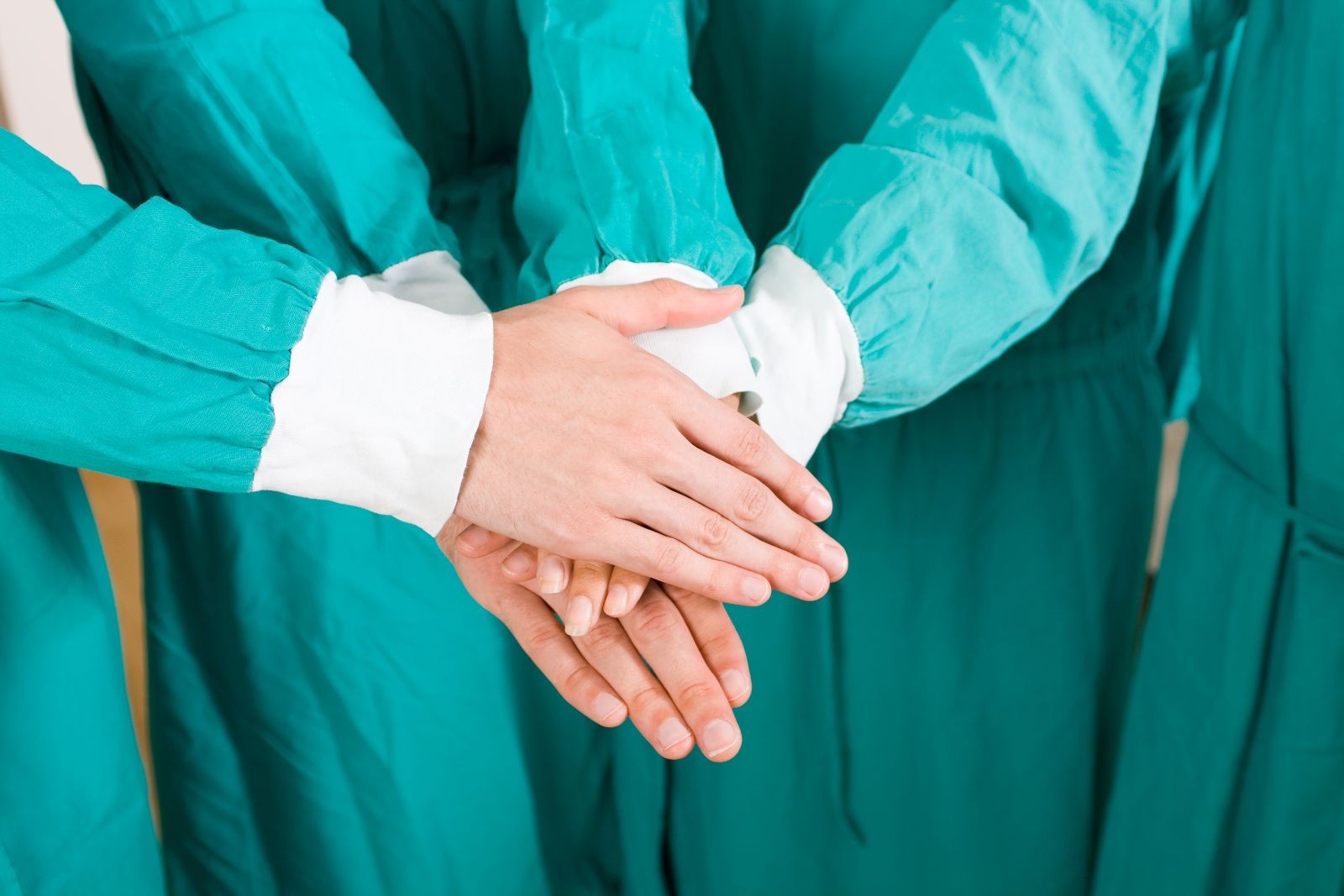 Médicos juntando las manos
