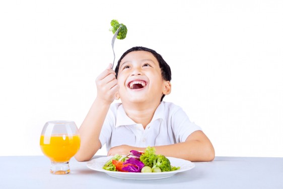 Niño comiendo brocoli