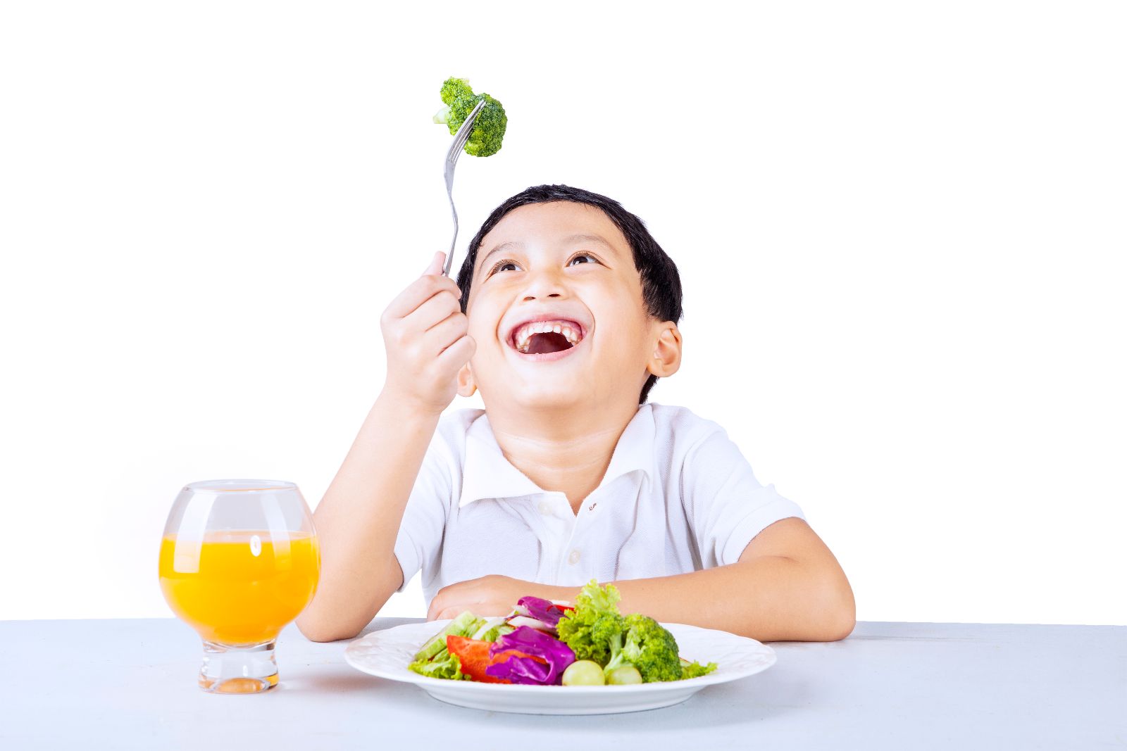 Niño comiendo brocoli