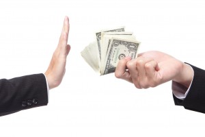Una mano indica rehusar niega dinero ofrecido, ilustración de detener corrupción