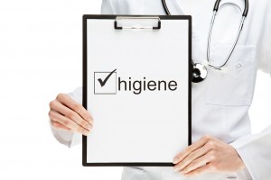 Doctora mostrando una tablet con la palabra "higiene""