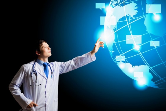 Médico tocando holograma del mundo