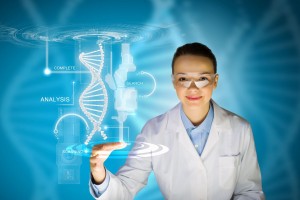 Mujer con pantalla virtual estudiando ADN