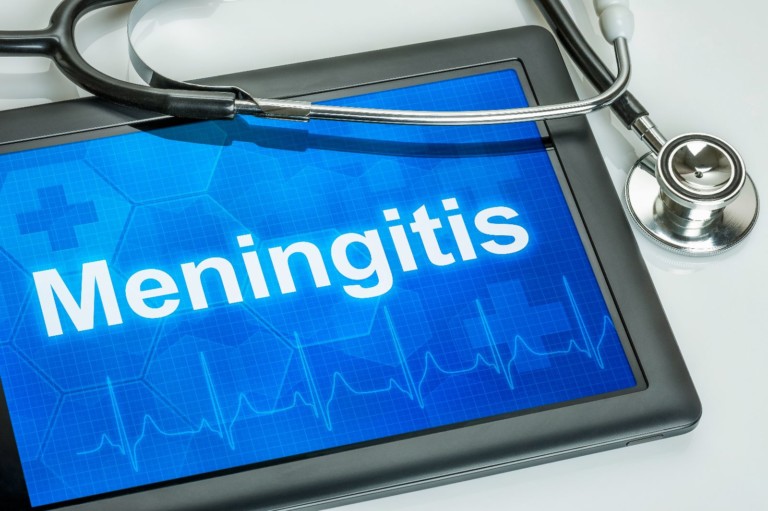 Estetoscopio con una pantalla de computadora tablet con el texto "Meningitis"