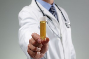 Médico mostrando un farmaco