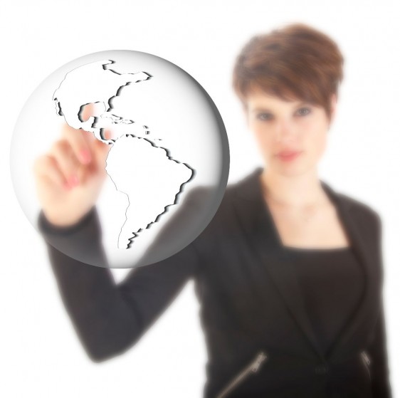 Mujer tocando un globo transparente con el continente americano