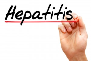 La palabra "HEPATITIS" es sibrayada con un plumón rojo por una mano