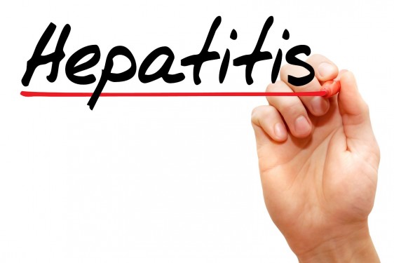 La palabra "HEPATITIS" es sibrayada con un plumón rojo por una mano