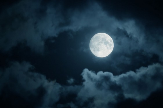 Cielo nocturno con una luna llena