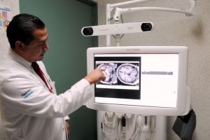 Médico apunta dedo a una pantalla que muestra un cerebro