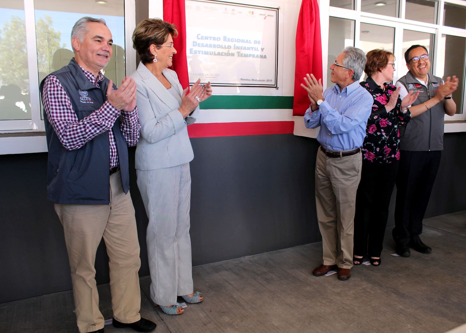 Gabriel O´Shea Cuevas, Mercedes Juan, Salvador Jara, una mujer y Carlos Aranza Doniz revelando placa inagural