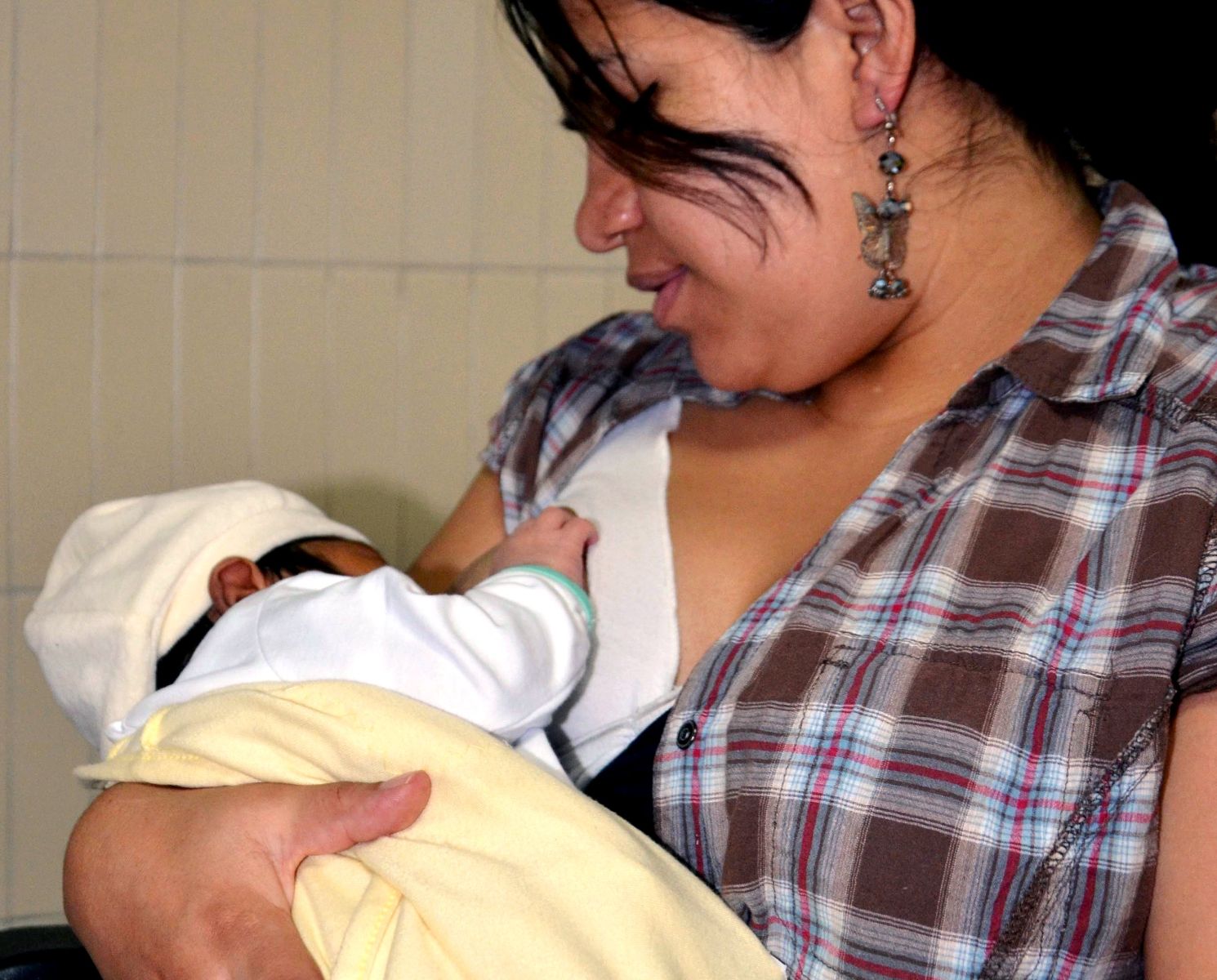 Madre dando leche materna a un bebé