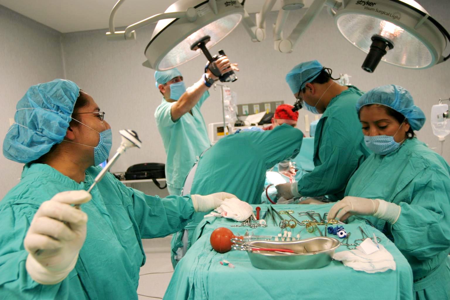 Cirujanos trabajando en un quirofano en una procuración de organos