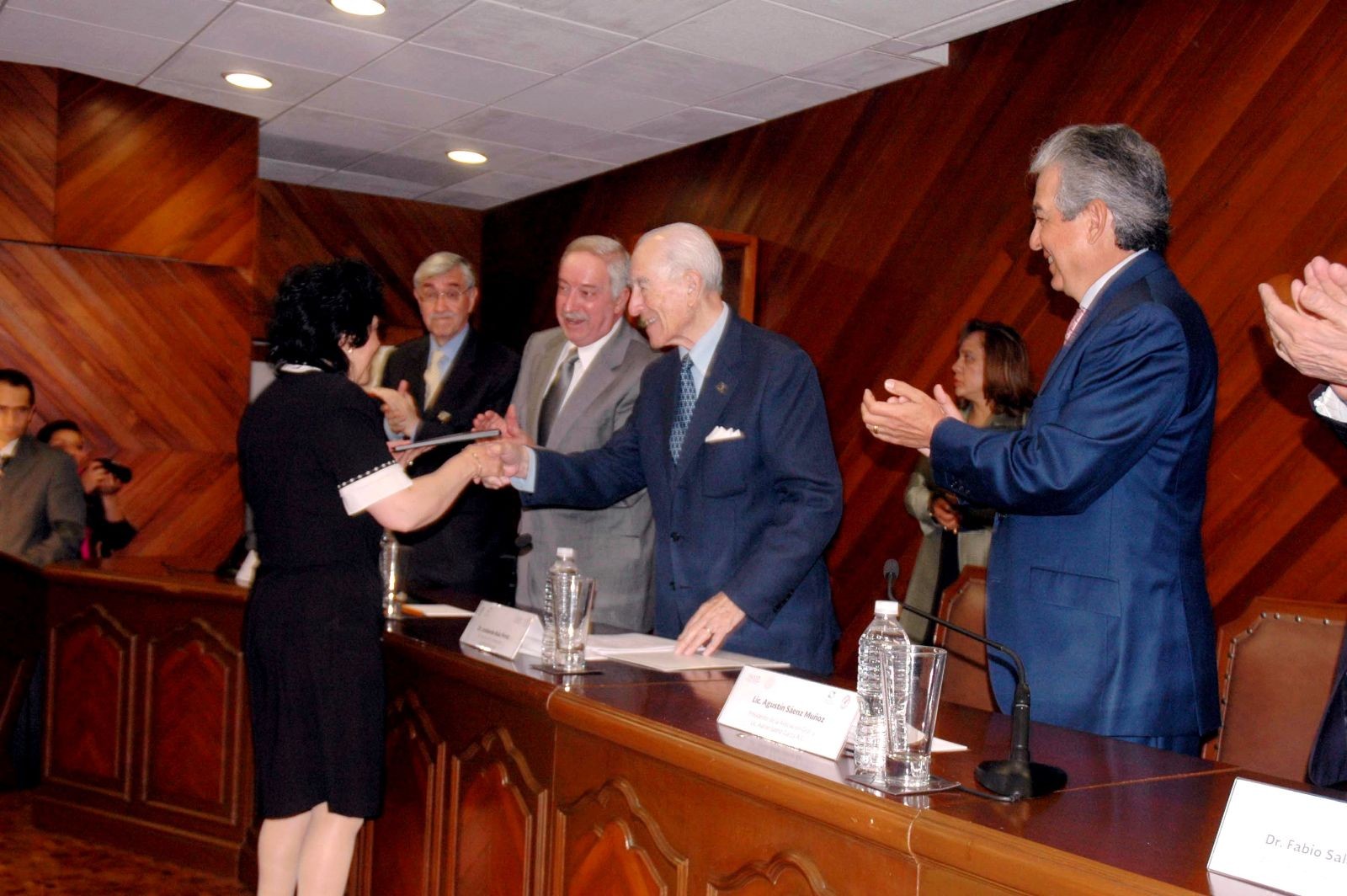 Blanca Estela del Río Navarro recibe premio