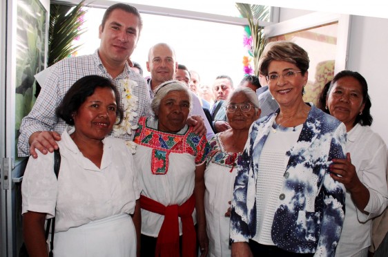 Rafael Moreno Valle y Mercedes Juan con un grupo de personas en la entrada del  Complejo Médico "Gonzalo Río Arronte".