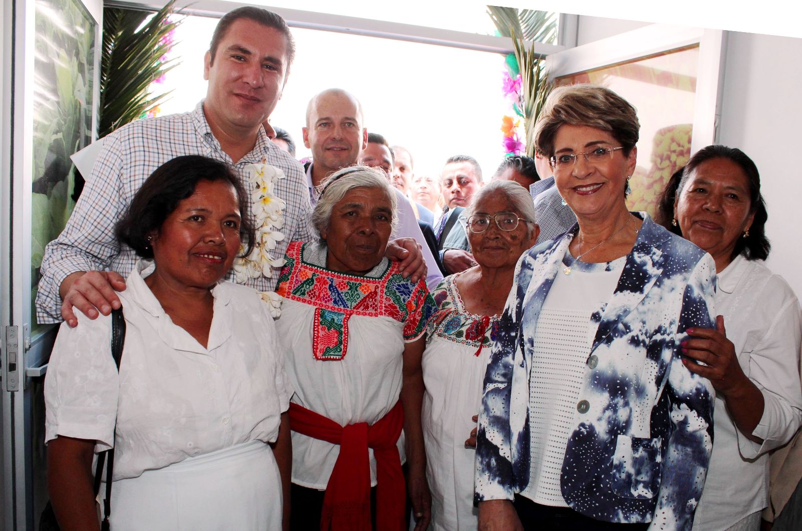 Rafael Moreno Valle y Mercedes Juan con un grupo de personas en la entrada del Complejo Médico "Gonzalo Río Arronte".