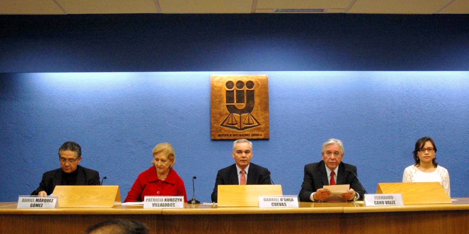 Funcionarios y autores en el foro del auditorio “Dr. Guillermo Floris Margadant”