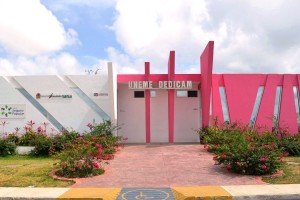 Fachada de la Unidad Médico Especializada en el Diagnóstico del Cáncer de Mama en Quintana Roo
