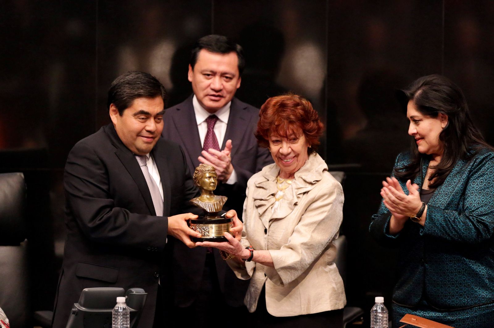 Miguel Barbosa Huerta entrega estatuilla a Carmen Moreno Toscano