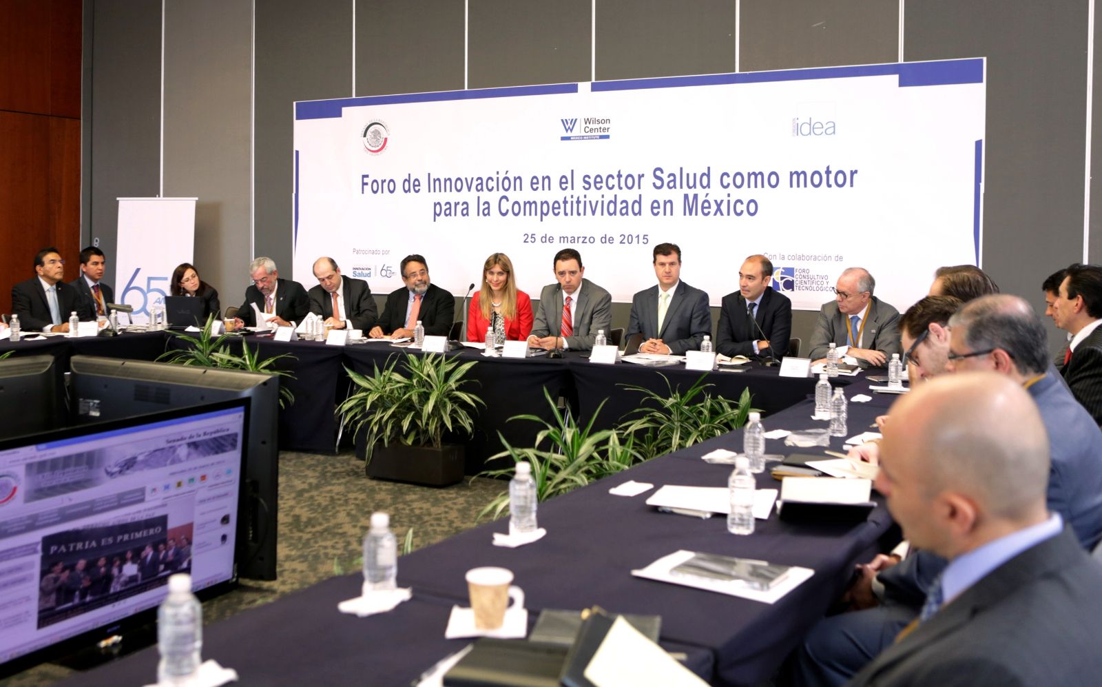 Funcionarios y participantes en el foro “Innovación en el sector salud como motor para la competitividad en México”