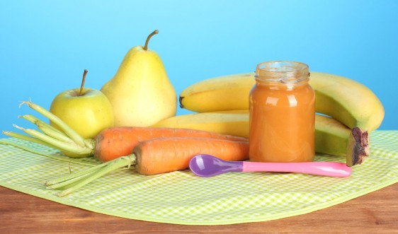 Frutas y verduras con una cuchara para bebe