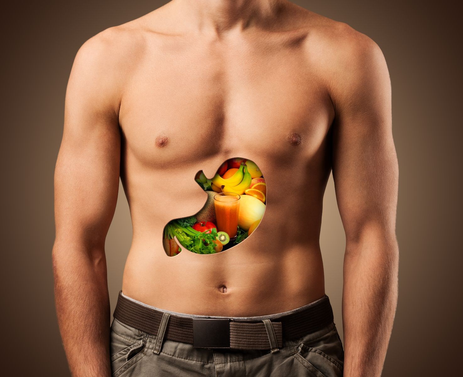 Acercamiento a pecho de un hombre con recorte en forma de estomago conteniendo frutas y verduras
