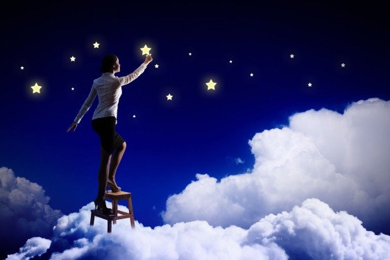 Mujer subiendo una escalera para alcanzar una estrella en un escenario con nubes y estrellas