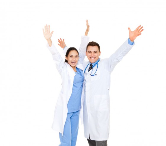 Dos médicos celebrando con los brazos abiertos