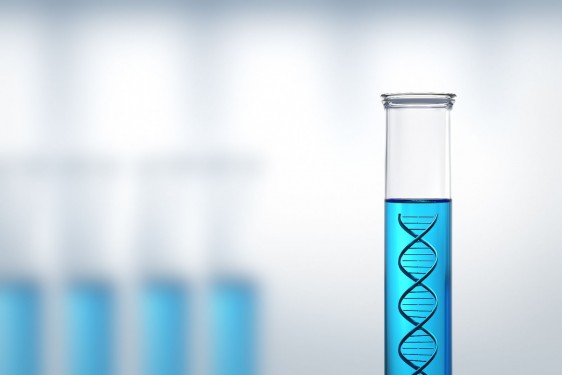 tubo de ensayo con modelo de cadena de ADN