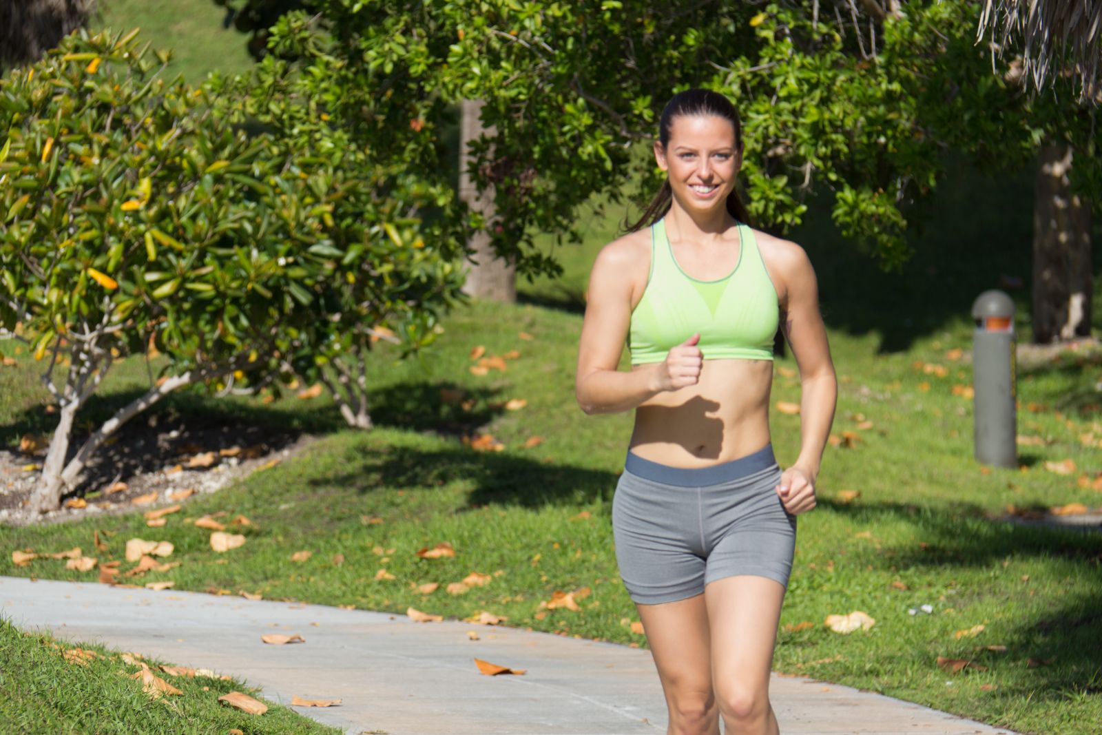 Mujer latina corriendo en un sendero