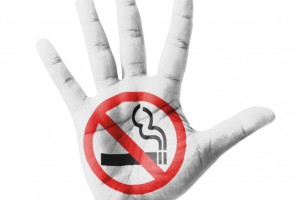 Palma de la mano con ilustración de prohibido fumar