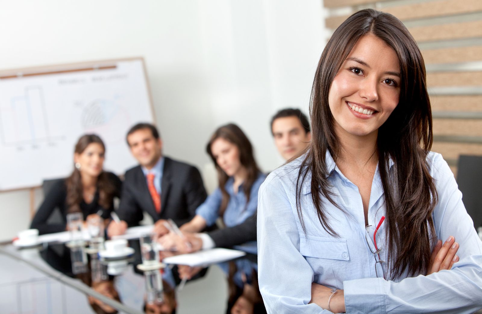 Mujer empresaria con su equipo de trabajo