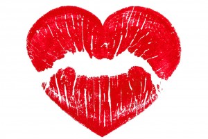Impresión de labios pintados con forma de corazón