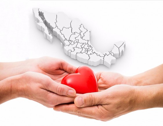 Manos entregando y rcibiendo un corazón al fondo una ilustración 3D de un mapa de México