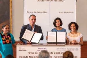 Gabino Cué Monteagudo y Lorena Cruz Sánchez ,ostrndo un documento